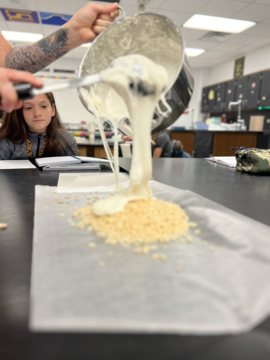 lilog1's tweet photo. Learning about heterogeneous vs homogeneous mixtures are always fun when Rice Krispies Treats are involved! 😋 
#growinggreatness #togetherwethrive 
@standeford_aryn @DrChapmanCISD https://t.co/4eYa4u6knK