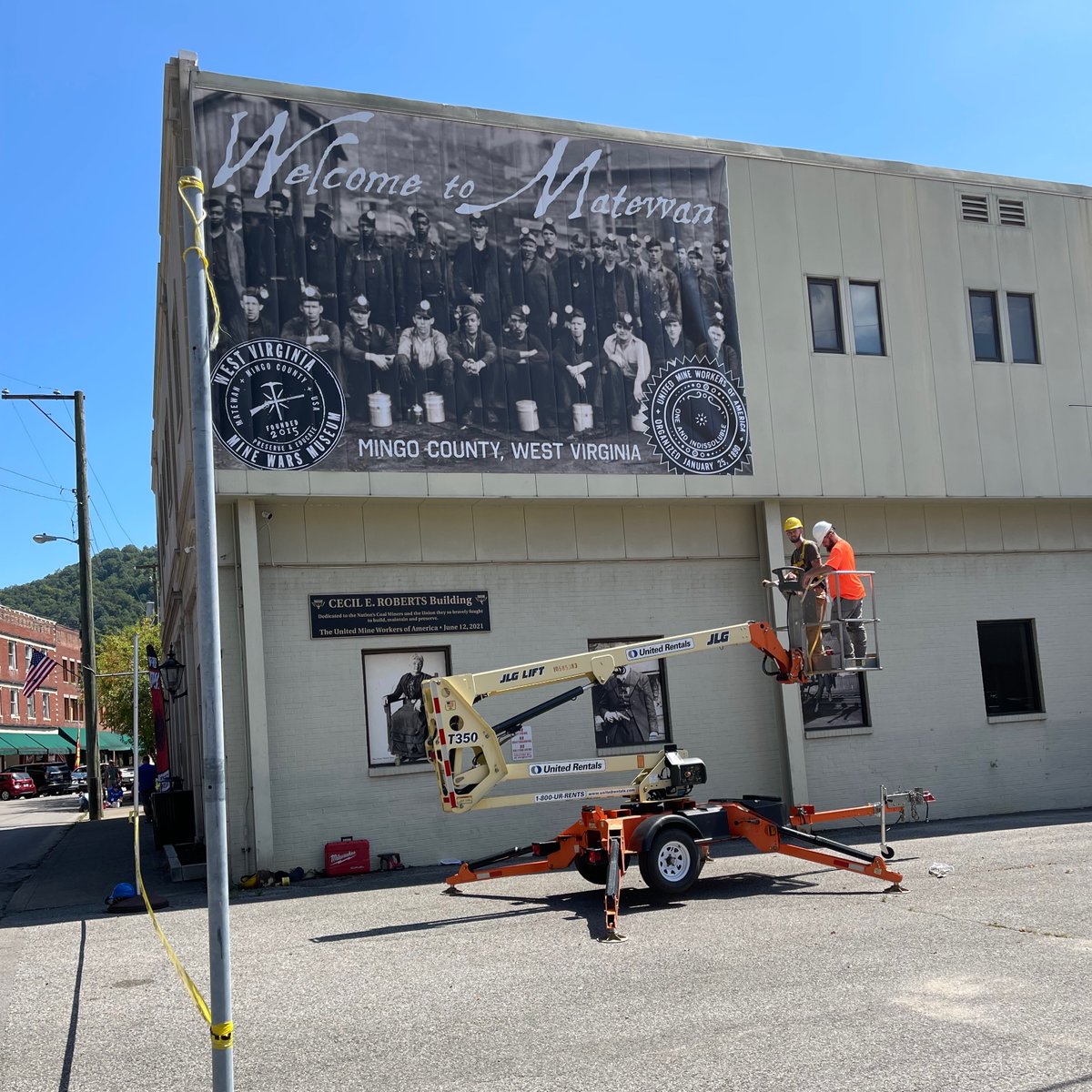 A huge shoutout goes to @CoalfieldWV for an awesome Council Day! Lloyd spoke on the significance of the Nenni Building, many visited the museum, and we finally replaced the banner on the side of the Cecil E. Roberts Building.
#Matewan #wvmwm #wvminewars #coalfielddevelopment