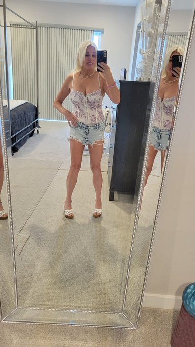 First time back in cam in a long time ! Join me in 9 minutes ! https://t.co/k7kTPe6rEU ! https://t.c