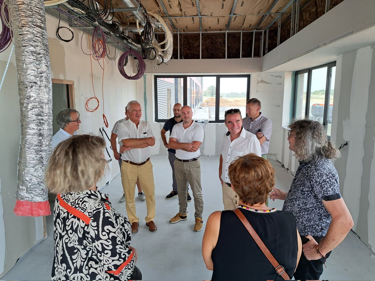 chateau_gontier's tweet photo. #Visite des #elus ce jour à la nouvelle plateforme logistique du groupe #VandB, dont la livraison est prévue le 6 novembre.
Le Pays de #ChateauGontier accompagne ses #entreprises #locales, au service du rayonnement du territoire et du #developpementeconomique. https://t.co/xRGKDtH89N
