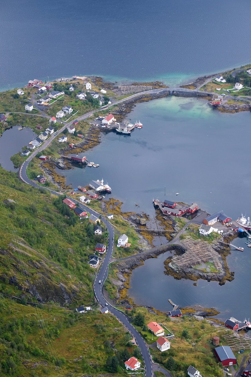 Made the most of the first dry day in Lofoten to hike up Reinebringen. 

I can definitely see why it's popular; the views were spectacular!

#lofoten