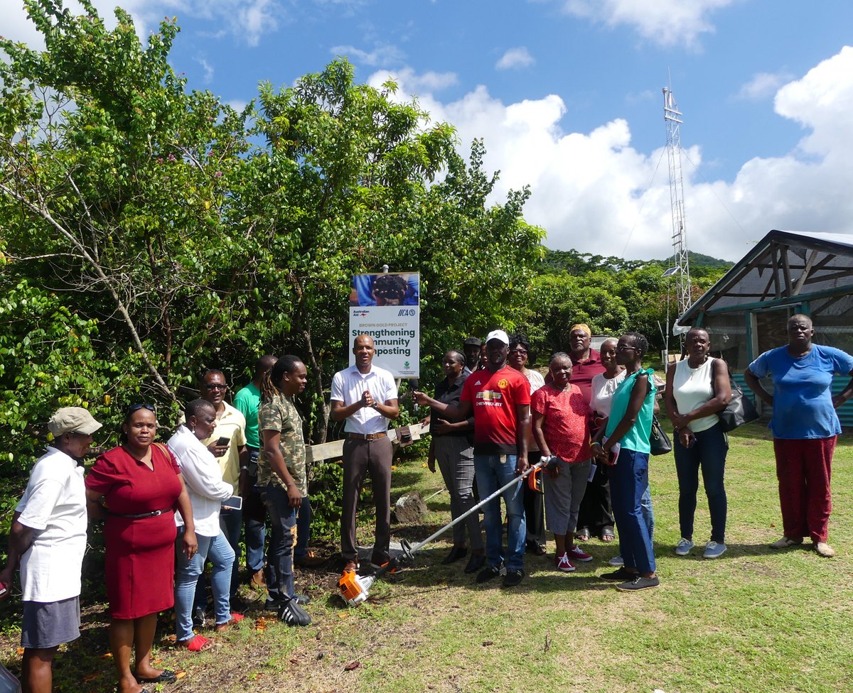 moagrenada's tweet photo. An initiative that aims to improve #accesstofood 🍆🥔🥕 🌽🌶️🥑 in the Backyard! 

@IICA hands over composting bins to backyard gardeners  in 🇬🇩 to promote the technique.

#communitycomposting #backyardgardening #foodsecurity https://t.co/jcDlIidEO0