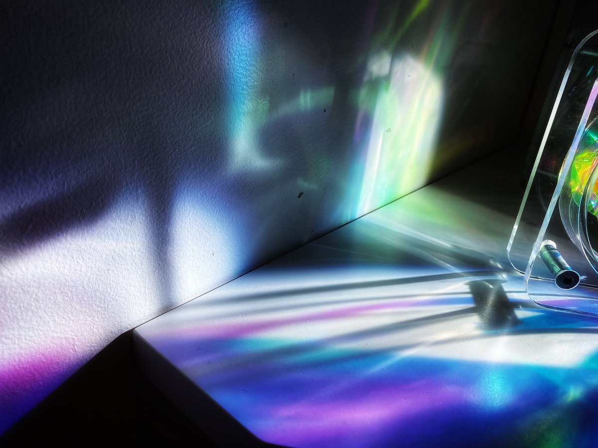 joymarie_h's tweet photo. #reflectionphotography #reflection #prisms #glassreflections #worldofglass #sthelensglass https://t.co/qyVVob6oqe