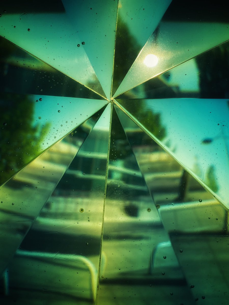 joymarie_h's tweet photo. #reflectionphotography #reflection #prisms #glassreflections #worldofglass #sthelensglass https://t.co/qyVVob6oqe