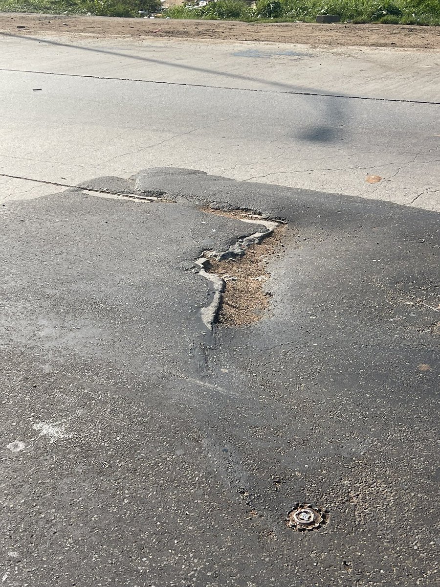 niilexis's tweet photo. Whatever complaints you’ve heard from people about the state of the motorway, I promise you that it’s far worse than the image you have in your head. I’ll do two threads on on it, the Tema-to-Accra stretch and the Accra-to-Tema stretch.

Tema-to-Accra thread.

#FixTheMotorway https://t.co/5A9SPKtm7V