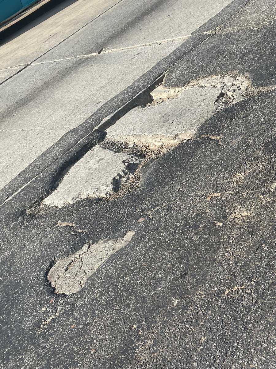 niilexis's tweet photo. Whatever complaints you’ve heard from people about the state of the motorway, I promise you that it’s far worse than the image you have in your head. I’ll do two threads on on it, the Tema-to-Accra stretch and the Accra-to-Tema stretch.

Tema-to-Accra thread.

#FixTheMotorway https://t.co/5A9SPKtm7V