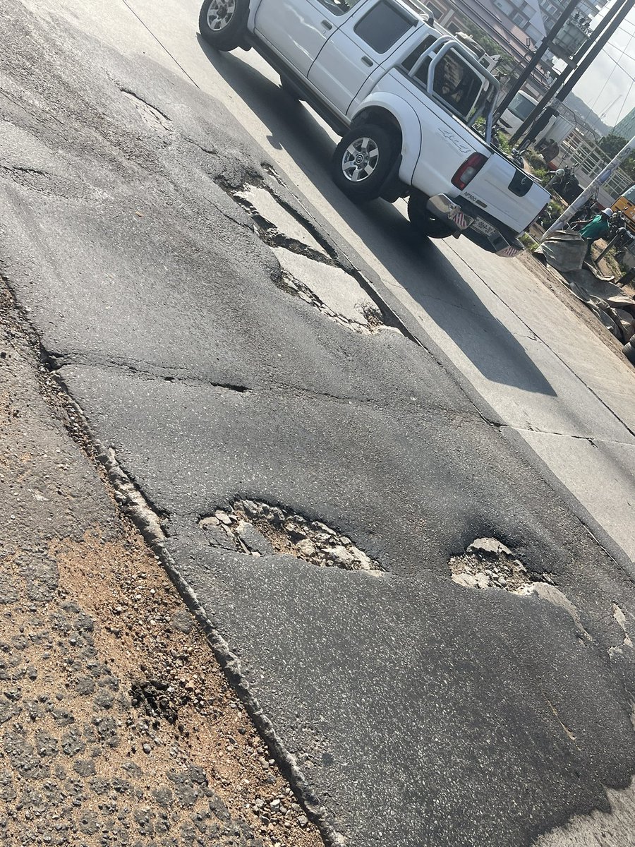 niilexis's tweet photo. Whatever complaints you’ve heard from people about the state of the motorway, I promise you that it’s far worse than the image you have in your head. I’ll do two threads on on it, the Tema-to-Accra stretch and the Accra-to-Tema stretch.

Tema-to-Accra thread.

#FixTheMotorway https://t.co/5A9SPKtm7V