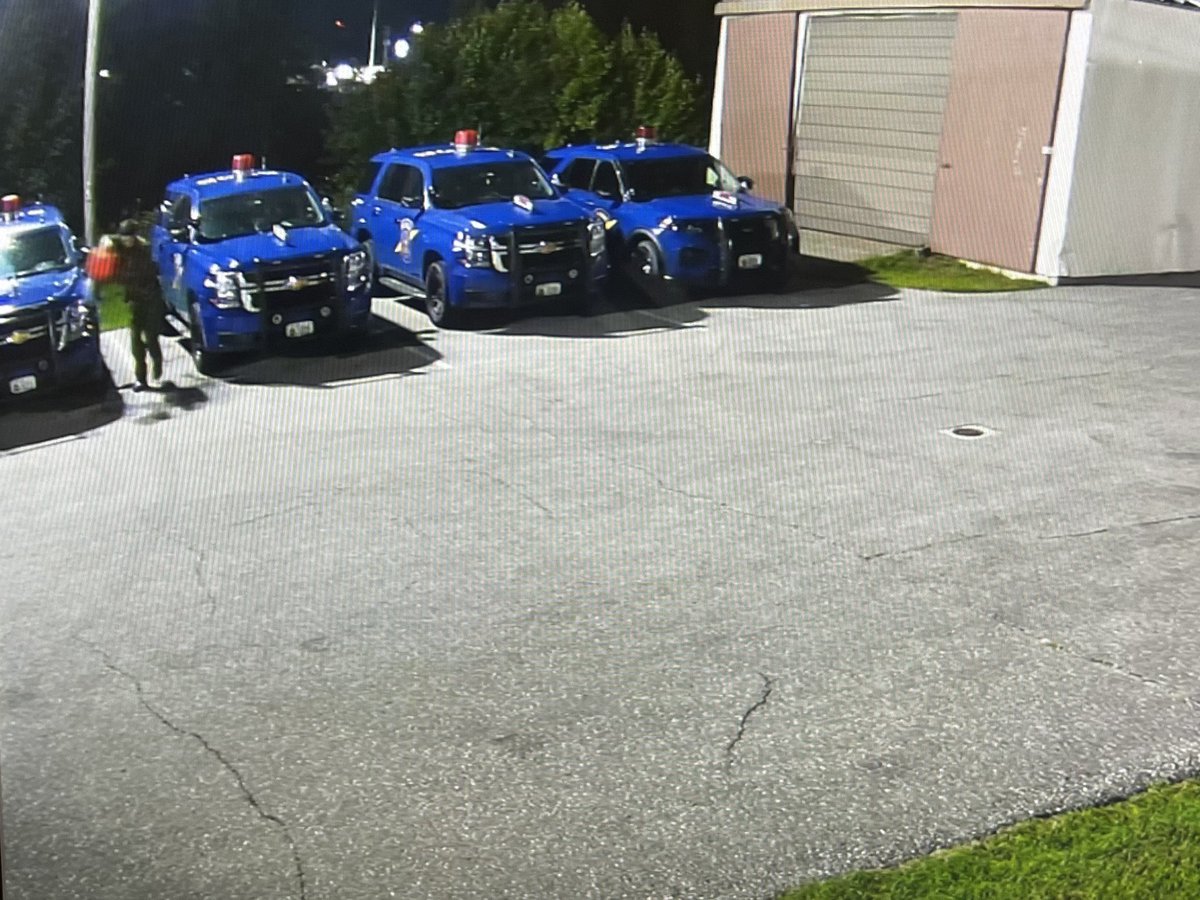 MSPEighthDist's tweet photo. We continue to actively investigate this incident and encourage anyone with possible information to contact the Sault Ste. Marie Post. Here are some updated photos of the incident and suspect. https://t.co/vIcaTH1hL0