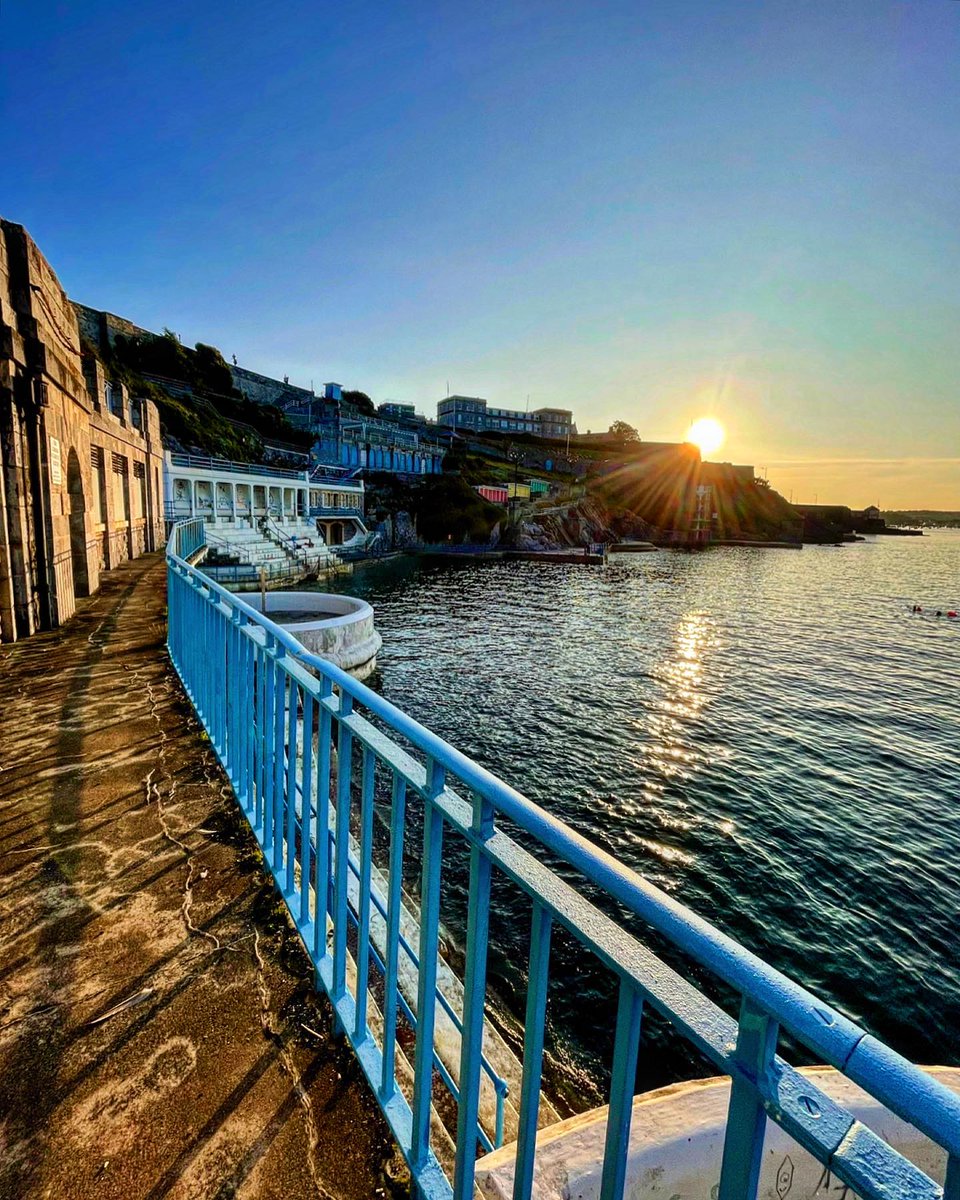 PlymSoundNMP's tweet photo. The waterfront basking in the early morning sunshine  ☀️

📍 Plymouth Hoe
📸 https://t.co/12flV6b3s3

#PSNMP #PlymouthSoundNMP #Coast2023 #MyNationalMarinePark #heritagehorizon https://t.co/KJuWogplz3