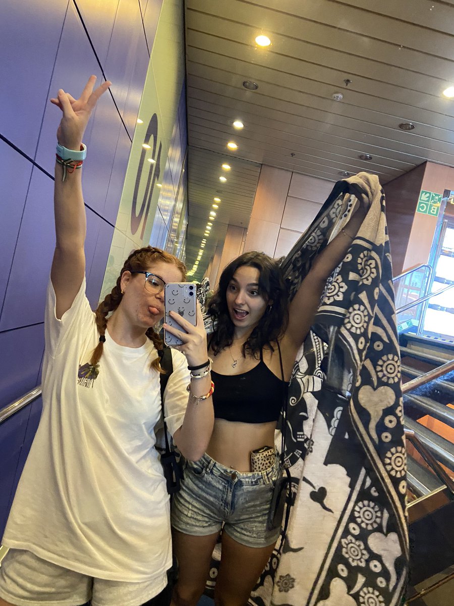 silviatg15's tweet photo. Y que viajar contigo es otro rollo 🛳️❤️‍🩹 @Andrealb23 https://t.co/7hYgeN0TJg