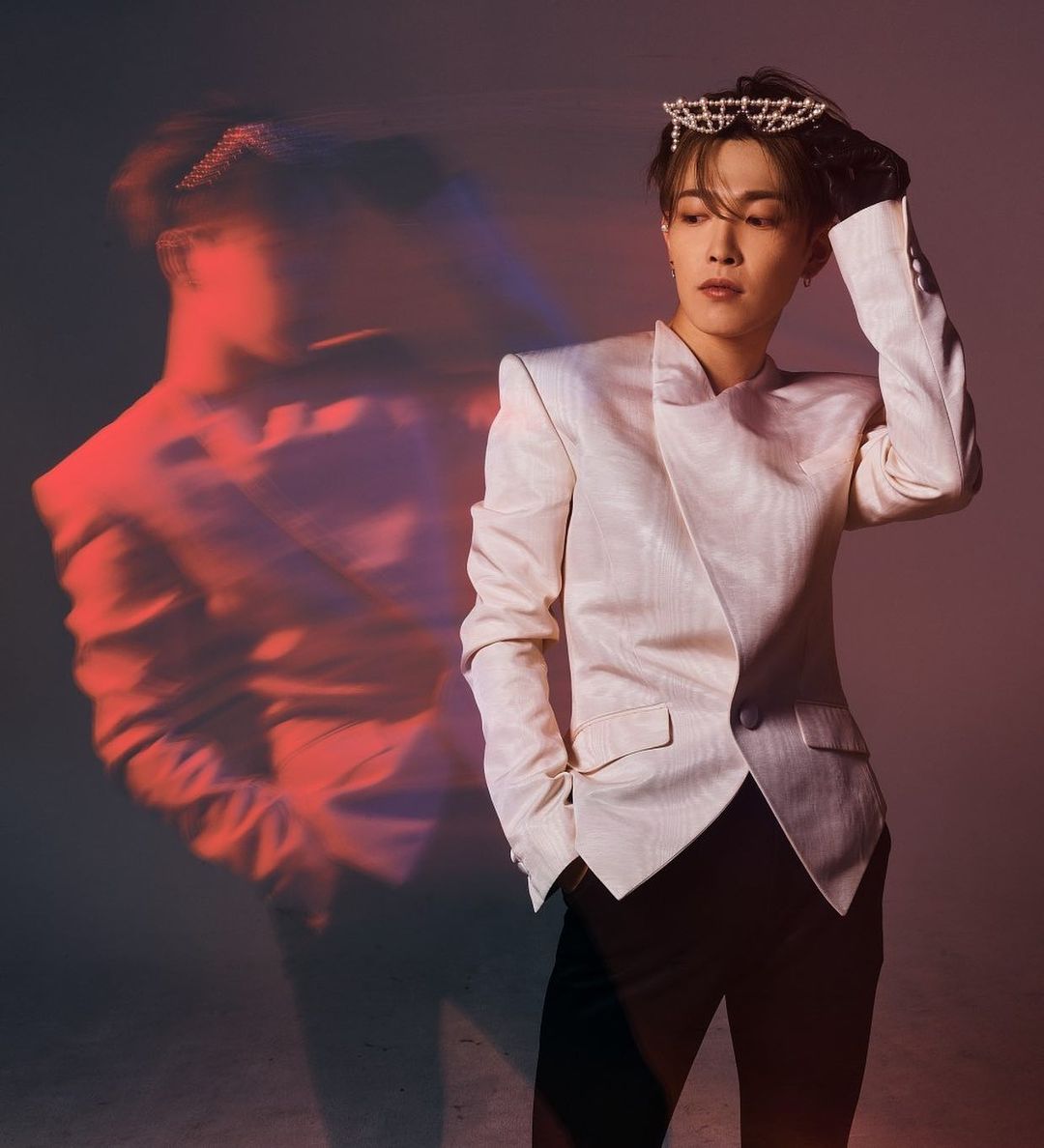 Balmain's tweet image. Rising star and Balmain prince Hong Joong of @ATEEZofficial embraces the elegant yet daring spirit of the #BALMAINFW23 collection for the latest issue of WWD magazine.
The rapper and singer discusses all things fashion and taking ATEEZ to new heights. #BALMAINARMY