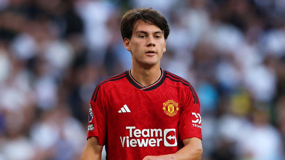 Facundo Pellistri has had limited minutes at #mufc, but whenever he has played, he has always impressed me and offered something different to our other RW options. 

- Very strong dribbler who loves to take on his left back 1 on 1 to try and create something out of nothing. 
- He