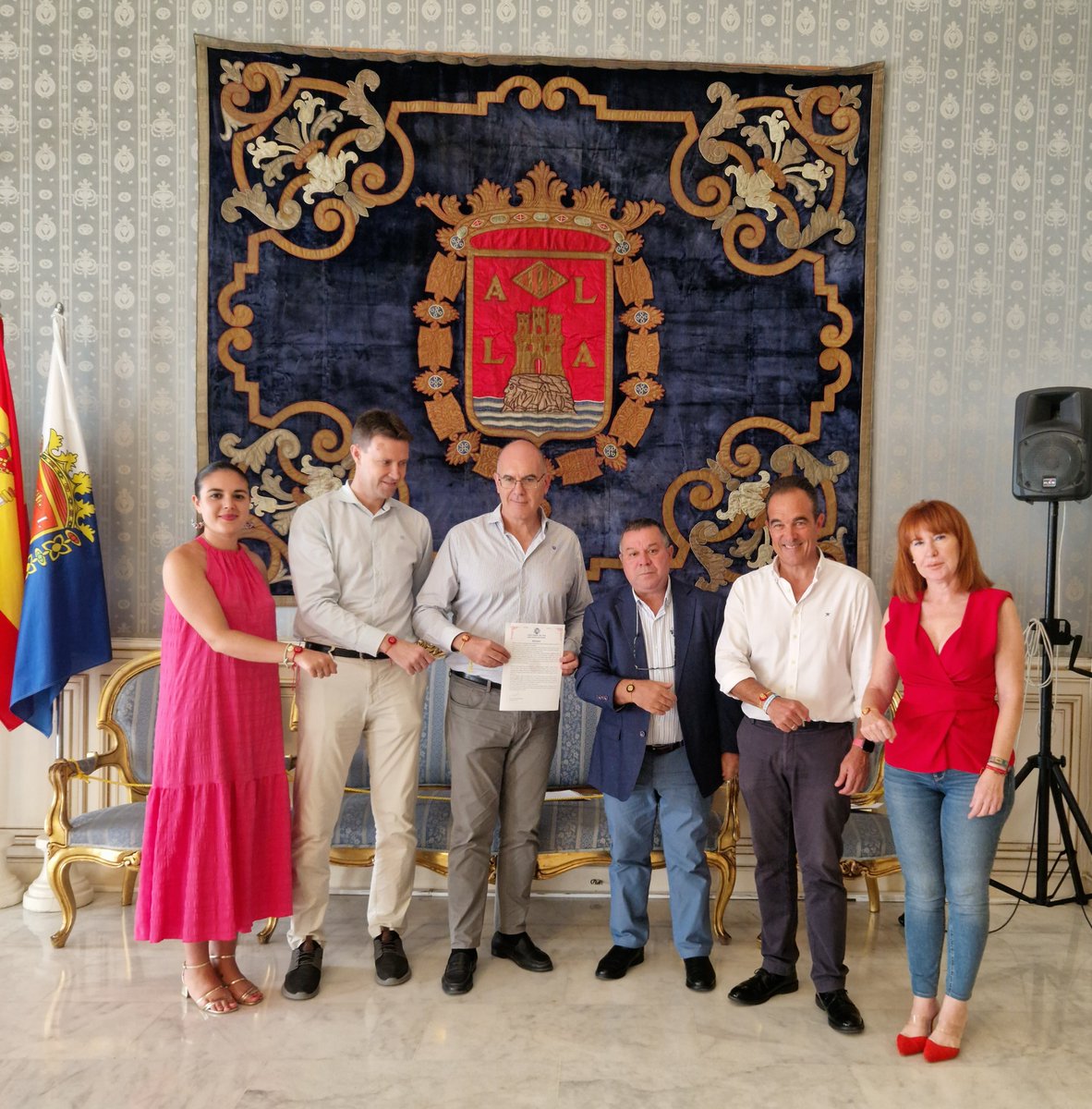 Fundharma's tweet photo. Celebración del Festival Hindú Raksha Bandhan, el Presidente de la Fundación Dharma, Luis Antonio Pulido hizo entrega los hilos sagrados Rakhi, al vicealcalde del Ayuntamiento de Alicante Manuel Sillar y los concejales Antonio Peral, Antonio Gallego, Nayma Bedjilali y Begoña León https://t.co/WKFwHvWyNM