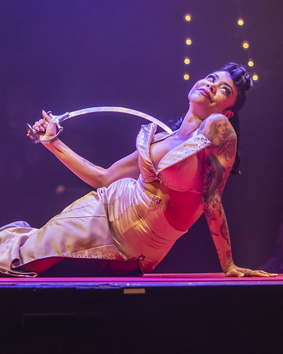 Spiegelworld's tweet photo. Feelin' cute, might swallow an entire sword later ๐
#Absinthe #AbsintheVegas #SwordSwallowing #SwordSwallower #HeatherSwallows https://t.co/YlBctqswBd