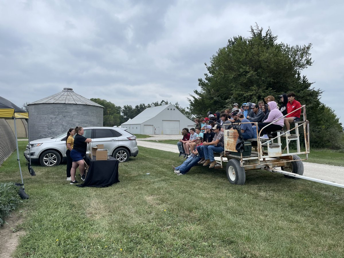 gurpreetbir's tweet photo. High school career day.. @cafnr #NMREEC GREENLEY Research center https://t.co/QuMtBzLT7C