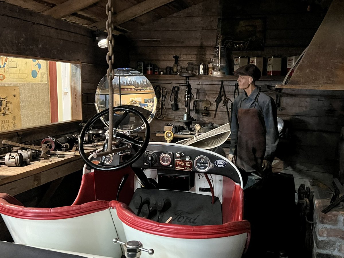 「フィンランドのタンペレの旧車博物館、詳しく無い私でも楽しい 」|横田守 mamoru yokota 半死半生のイラスト