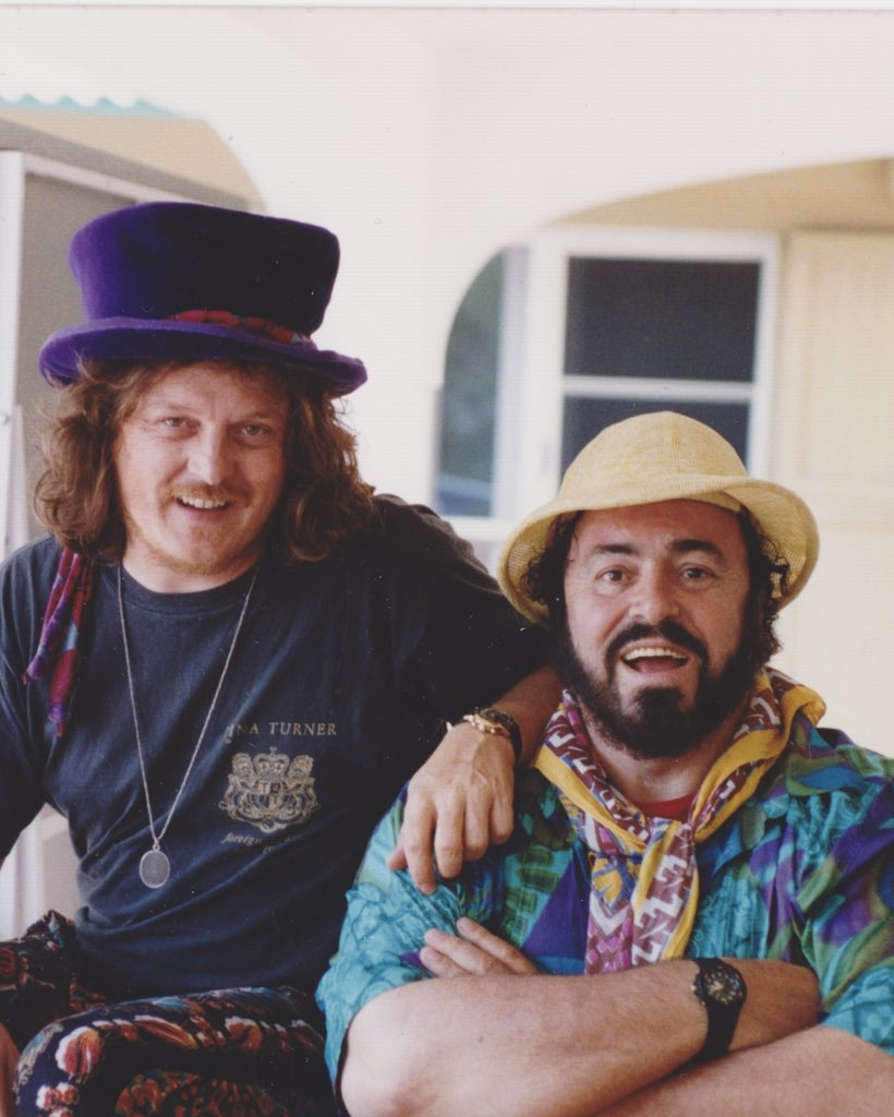 Io e Luciano a Pesaro dopo aver registrato Miserere…
Felici e soddisfatti.
Caro Luciano, manchi tanto…

Luciano and me in Pesaro after recording Miserere... 
Happy and content. 
Luciano, dear friend, I miss you so much...

Zucchero

Ph Judith Kovacs
#LucianoPavarotti