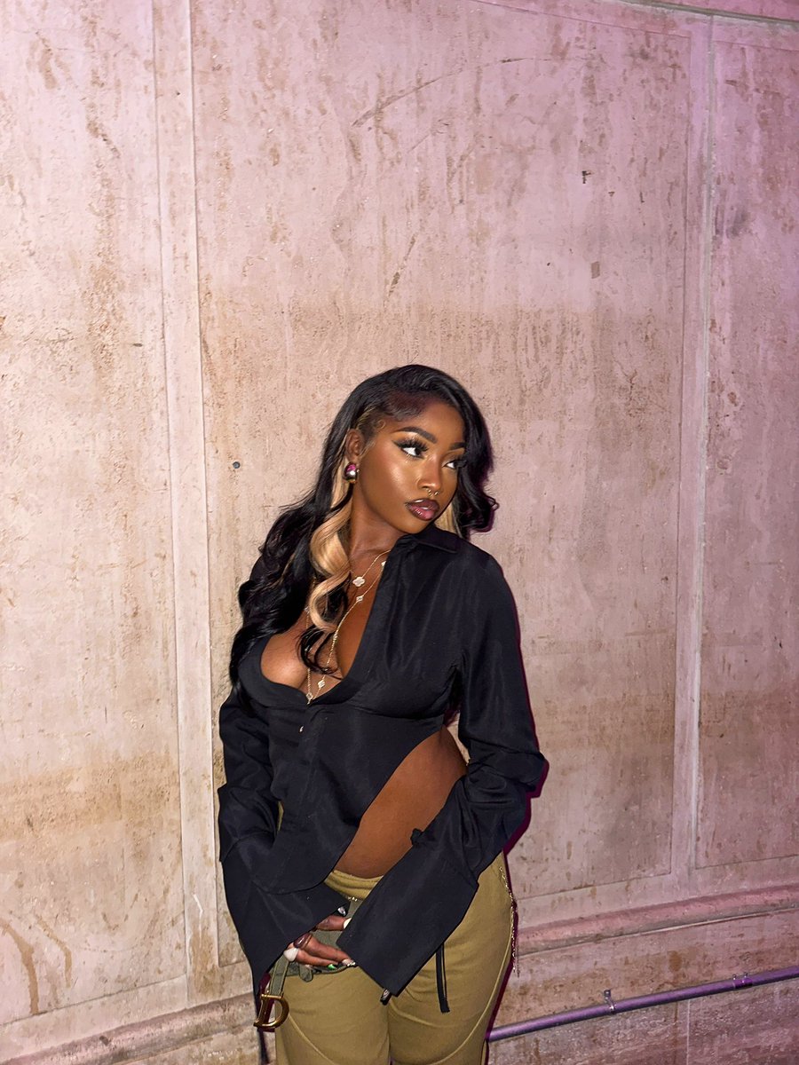 1ndiyah's tweet photo. Front rows and fashion shows🫧 #PLTbyNaomi https://t.co/mjcFJmSJmd