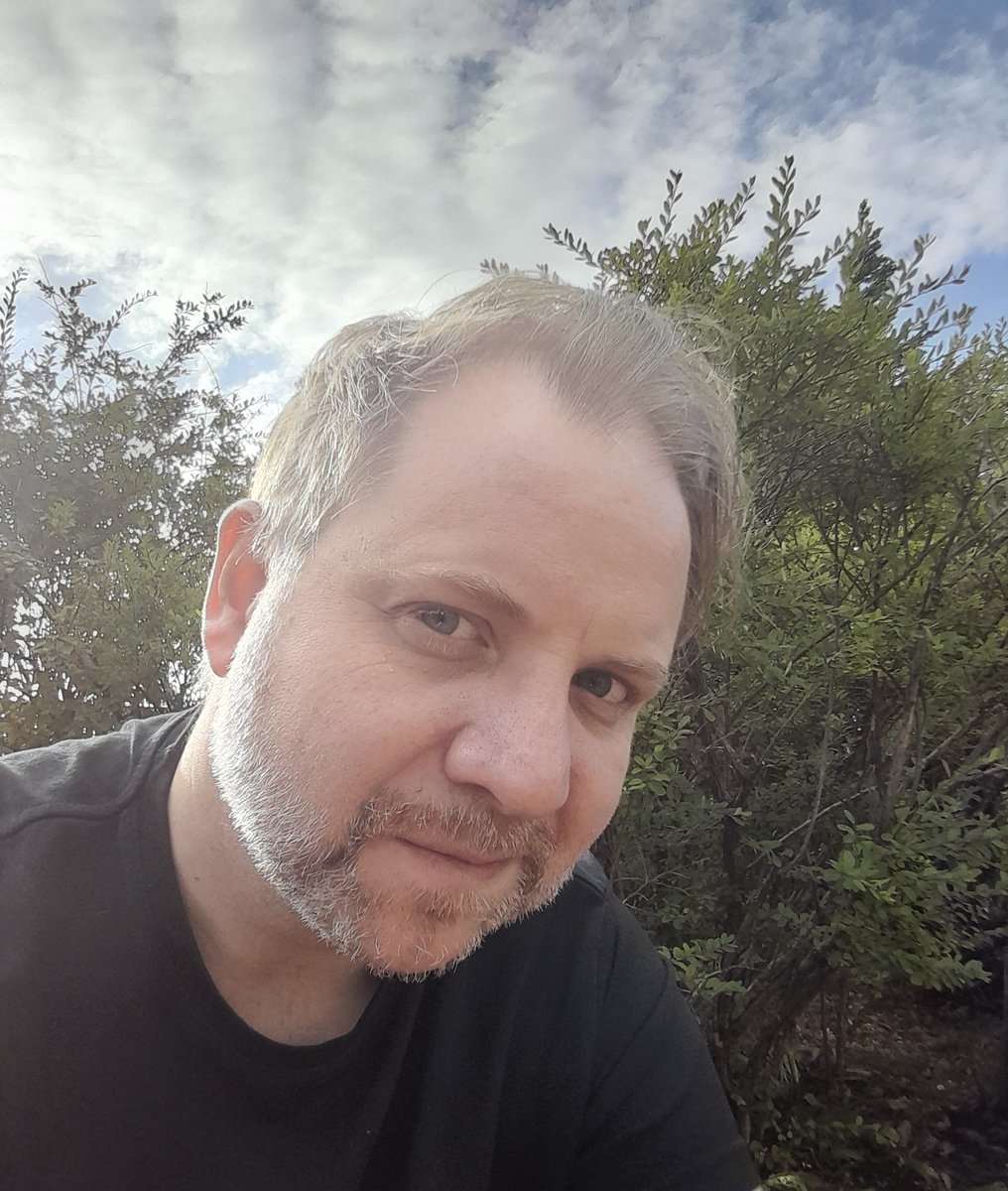 emilhpetersen's tweet photo. Loksins! Skrifaði rétt í þessu undir samning um útgáfu 4. og jafnframt lokabókar um Bergrúnu og Brá (Víghólar, Sólhvörf, Nornasveimur). Mæðgurnar hafa verið fastar í cliffhanger í fimm ár. Storytel gefur út í maí! https://t.co/zVF2zgcOn2