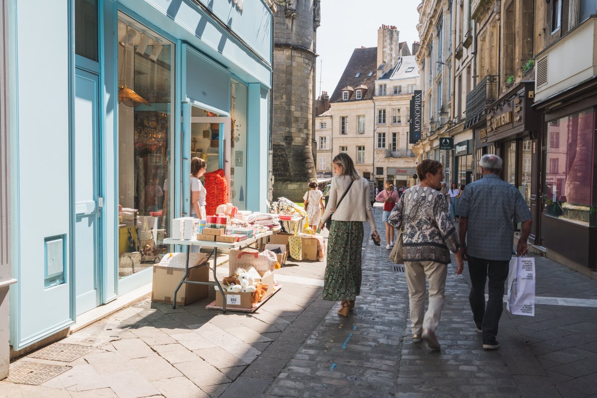 𝙻𝚎 𝚙𝚛𝚘𝚐𝚛𝚊𝚖𝚖𝚎 !

👜 8 &amp; 9 septembre : Grande braderie solidaire • Centre-ville de Poitiers
🎵 9 septembre : Dîner concert RÊVE • Halles du marché Notre-Dame
🤝 10 septembre : Journée des Associations • Parc de Blossac

Un bon week-end qui s'annonce !
