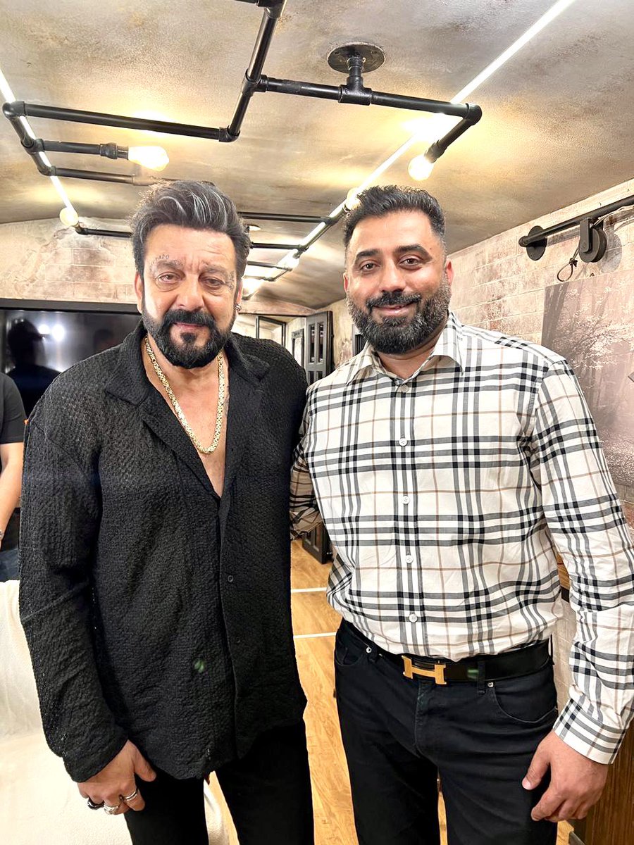 TAPINDER9's tweet photo. #SanjayDutt #khalnayak #Greatpersonality #meeting #mumbai https://t.co/nnrnFm7QZA