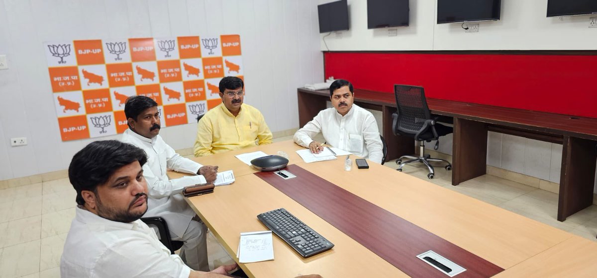 BJP4UP's tweet photo. प्रदेश अध्यक्ष श्री @bhupendraupbjp एवम प्रदेश महामंत्री (संगठन) श्री @idharampalsingh ने प्रदेश कार्यालय पर वर्चुअल मध्यम से "मेरी माटी, मेरा देश" अभियान को लेकर सांसद, विधायक, क्षेत्रीय अध्यक्ष, जिला अध्यक्ष, प्रभारी एवम अभियान संयोजकों की बैठक को संबोधित किया।

#BJP4IND #BJP4UP