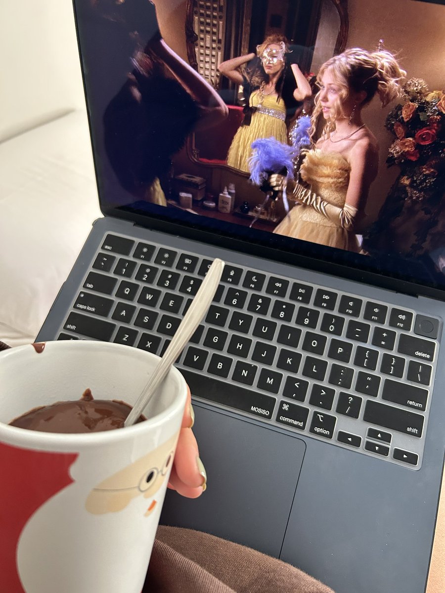 InesGuallar's tweet photo. chocolate caliente con la taza de papá noel y gossip girl que mas puedo pedir https://t.co/3ntQ6ka0zY