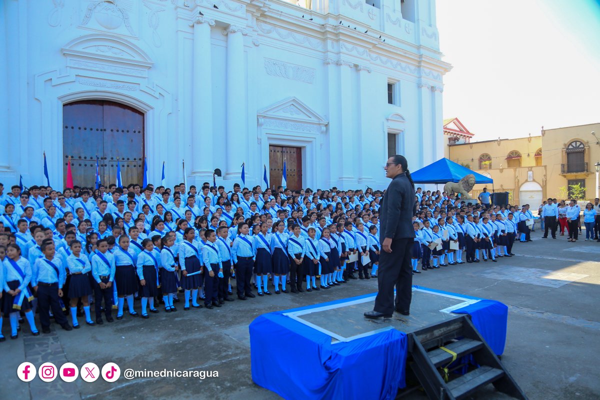 Mega Concierto ¡Soy Puro Pinolero! con participación de mil Estudiantes de Coros Rubén Darío del Departamento de León, cantando a la Patria Bendita y Siempre Libre.

#AmorANicaragua