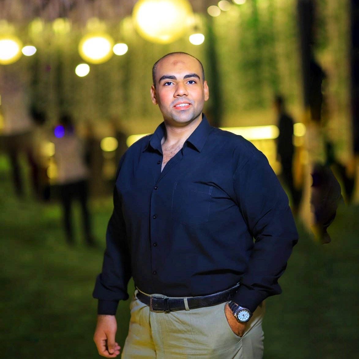 إِنَّ الفَقيهَ هُوَ الفَقيهُ بِفِعلِهِ
لَيسَ الفَقيهُ بِنُطقِهِ وَمَقالِهِ
وَكَذا الرَئيسُ هُوَ الرَئيسُ بِخُلقِهِ
لَيسَ الرَئيسُ بِقَومِهِ وَرِجالِهِ
وَكَذا الغَنِيُ هُوَ الغَنِيُ بِحالِهِ
لَيسَ الغَنيُّ بِمُلكِهِ وَبِمالِهِ