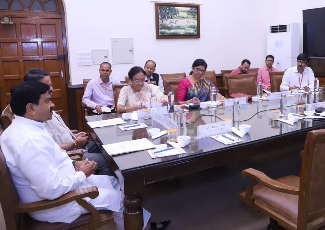 आज संसदीय राजभाषा समिति द्वारा हिंदी भाषा क्षेत्र के शिक्षण संस्थानो, विश्व विध्यालयो के साथ उनके पाठ्यक्रमो में हिंदी प्रशिक्षण के संबंध में बैठक का आयोजन किया गया ।