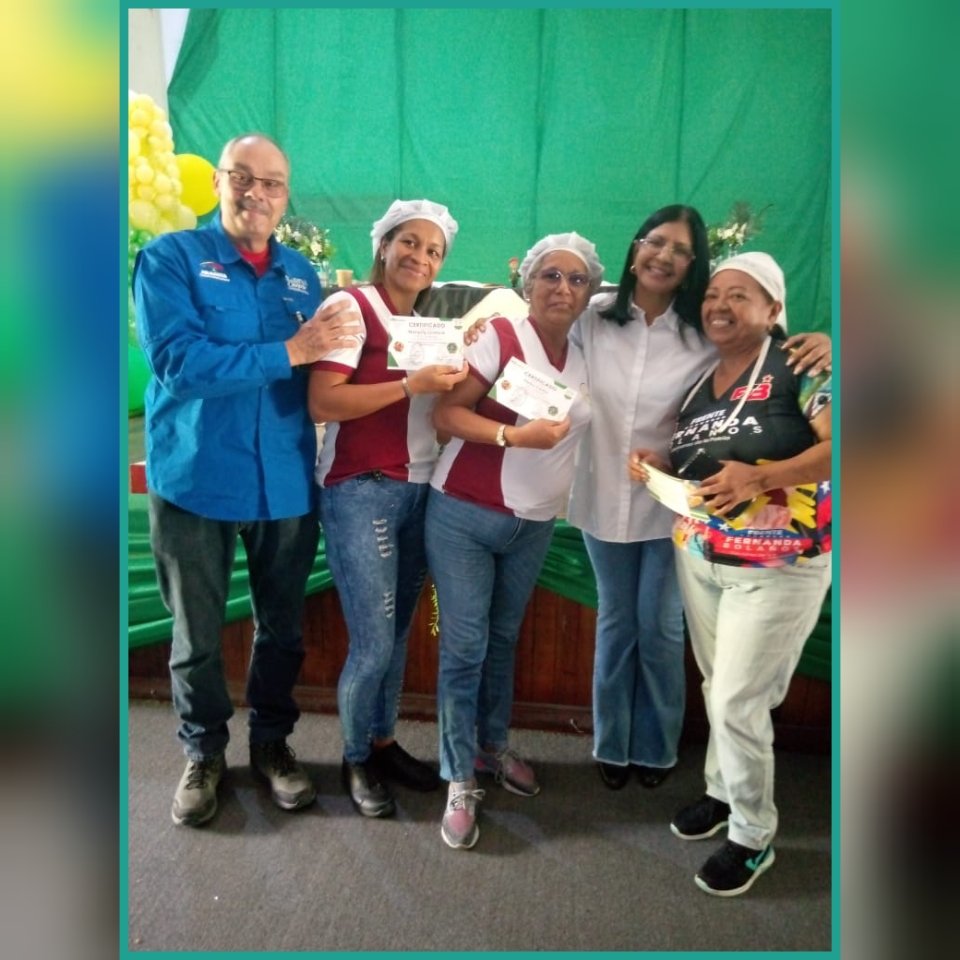 AraguaCnae's tweet photo. #Araguacnae Entrega de certificado por #UTICEX a las Cocineras de la PATRIA #FFB, la capacitación transforma y avanzamos cuando adquirimos conocimientos para una mejor calidad de vida gracias al Presidente @NicolasMaduro @_LaAvanzadora @Soykarinacarpio @cnaeoficial @uticex2021 https://t.co/r73JIwxFhX
