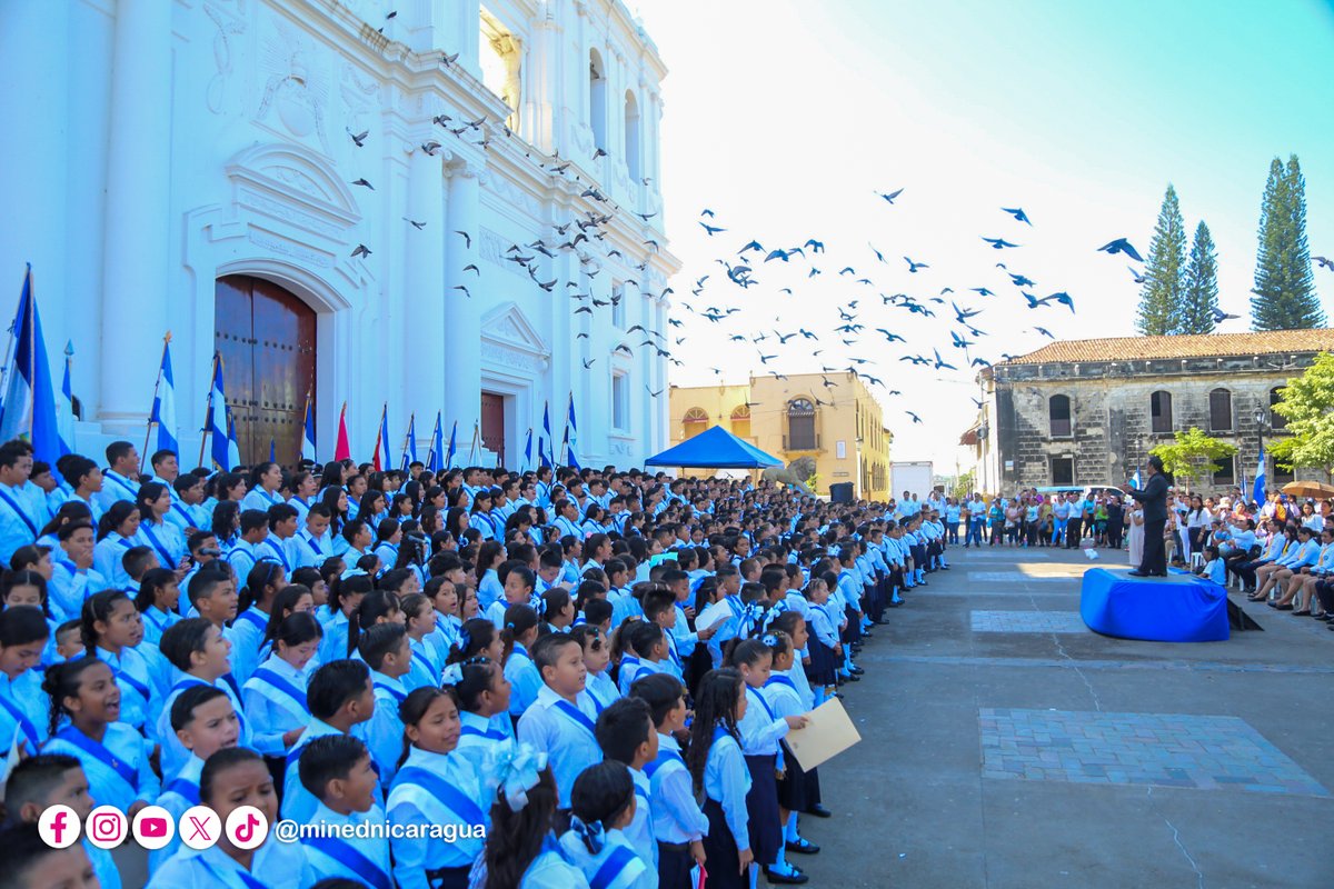 Mega Concierto ¡Soy Puro Pinolero! con participación de mil Estudiantes de Coros Rubén Darío del Departamento de León, cantando a la Patria Bendita y Siempre Libre.
 
#AmorANicaragua