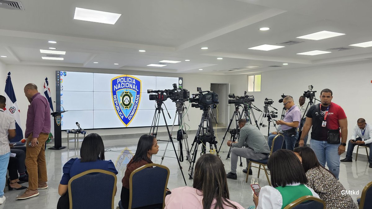 gabrielmercedez's tweet photo. ¡EN BREVE!
El director de Comunicaciones Estratégica (Vocero) de la @PoliciaRD coronel @pesqueiradiego dará una Rueda de Prensa en el palacio de la institución del Orden.
Medios que cubren la fuente ya listo para recibir importantes informaciones.
#PNteInforma @rd_policia https://t.co/Z8T5JVqPnd