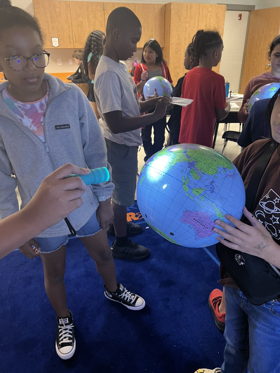BethJCarter's tweet photo. Adding to our understanding of temperature patterns. ☀️ 🌍 Yesterday, we solidified our understanding that temperature patterns vary based on latitude and time of year. Today's focus is on the concentration of sunlight on our spherical planet. #ProudtoBEatRFE https://t.co/ePrSlZjHNg