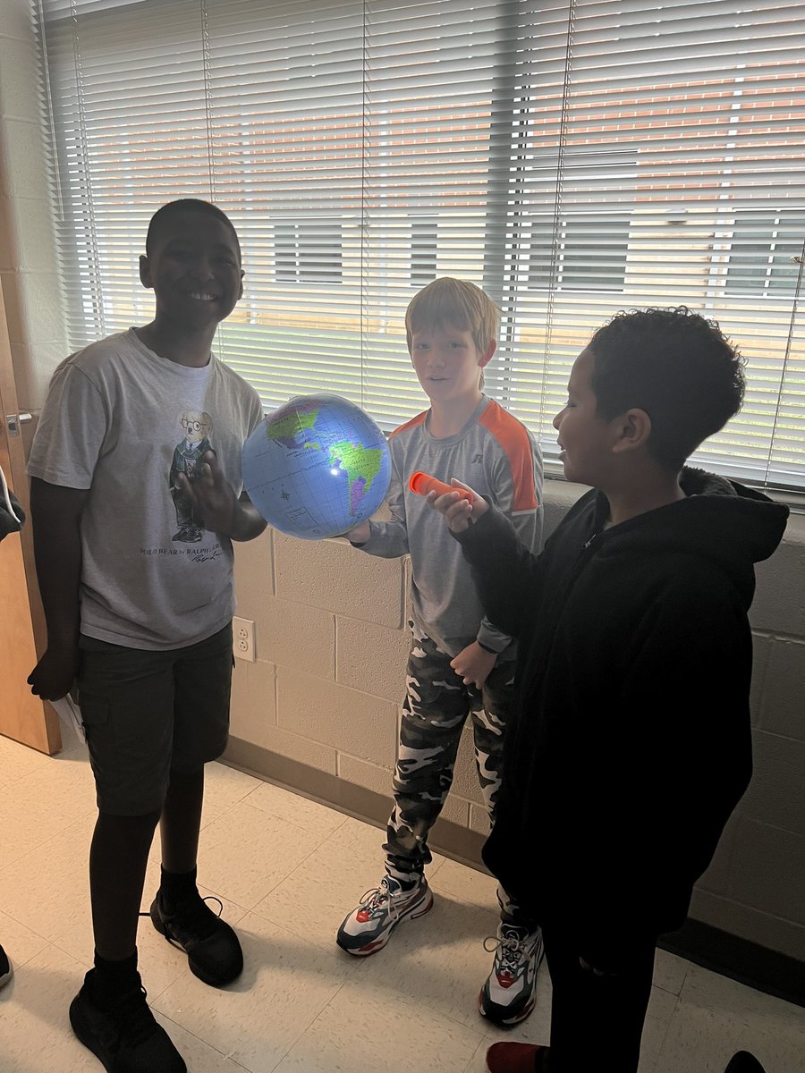 BethJCarter's tweet photo. Adding to our understanding of temperature patterns. ☀️ 🌍 Yesterday, we solidified our understanding that temperature patterns vary based on latitude and time of year. Today's focus is on the concentration of sunlight on our spherical planet. #ProudtoBEatRFE https://t.co/ePrSlZjHNg
