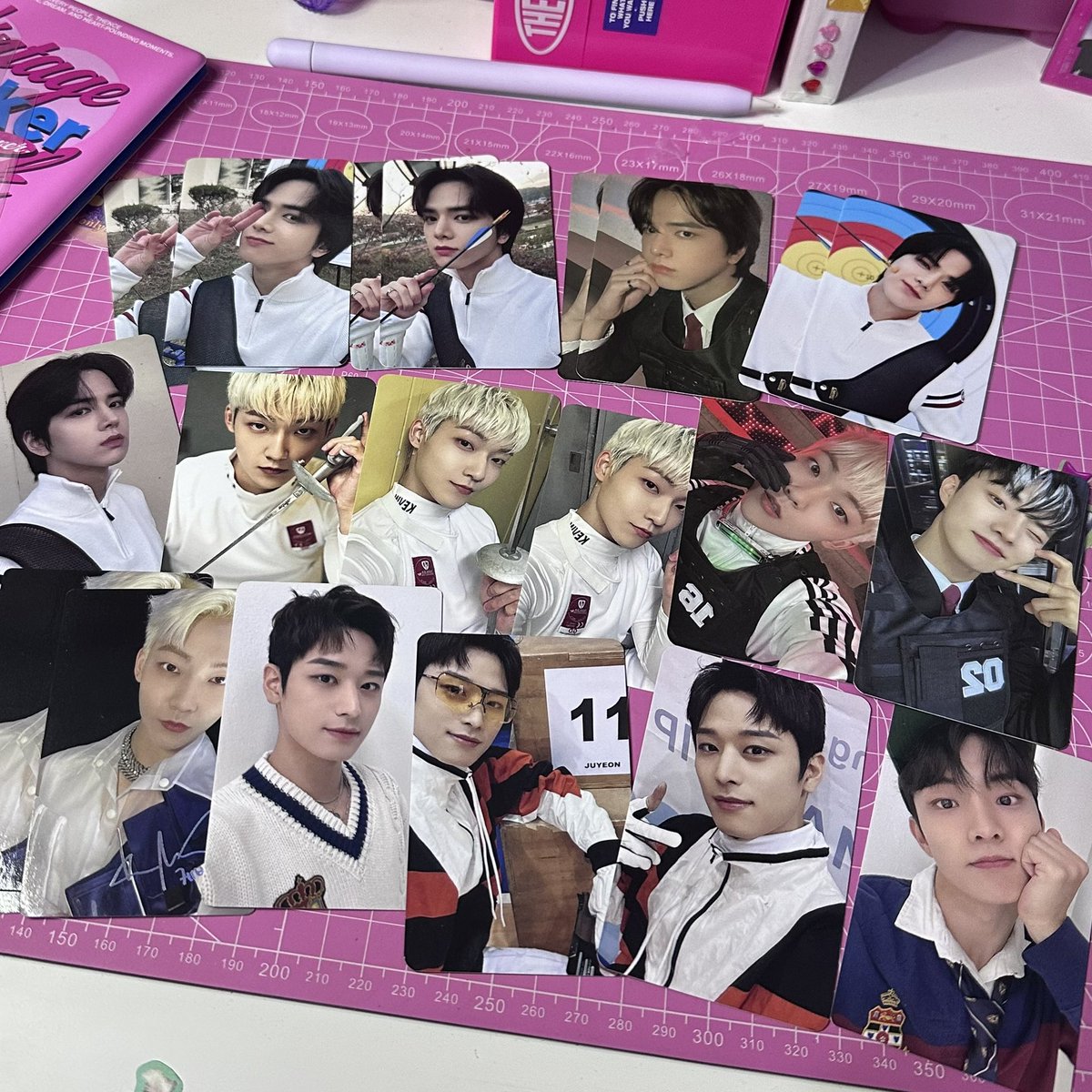 theribbown's tweet photo. [HELP RT] 
giving away my the boyz poca for free 
• rt/like this tweet
• follow me if u want (gk follow jg gpp guys gak maksa)
buat packing free jg yah nnti co oren aja aku refund
pilih aja mau yg mana ok 5 winners
1 orang pilih 10 pc lgsg aja tandain di rep kalo ngga aku kirim random😉