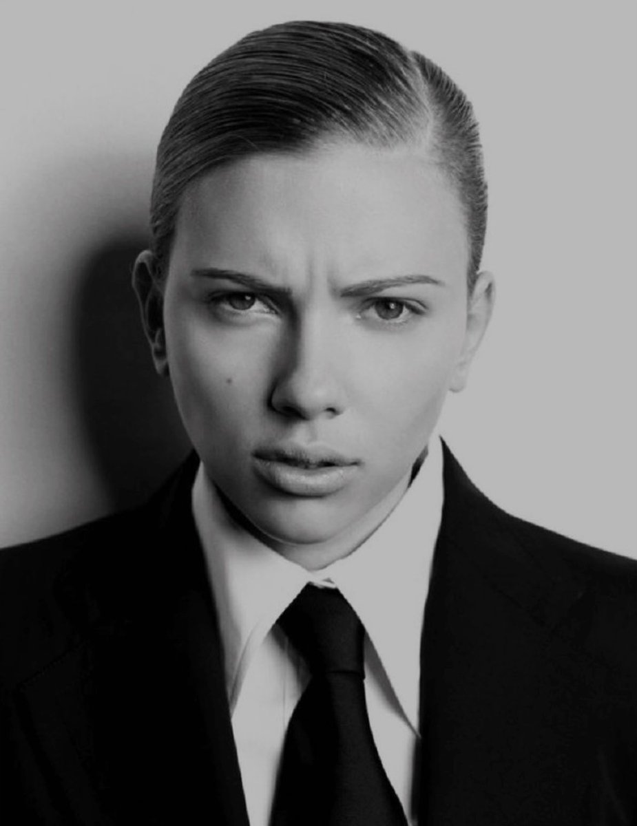 johanssnism's tweet photo. it's one thing when she wears a suit, BUT WHEN SHE ALSO HAS A TIE ON- GGAAWWWWWWDDDD BLESS https://t.co/gsdJgCexg1