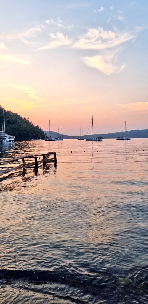 "Bir gün nasılsa bütün acılar eskiyecek.."