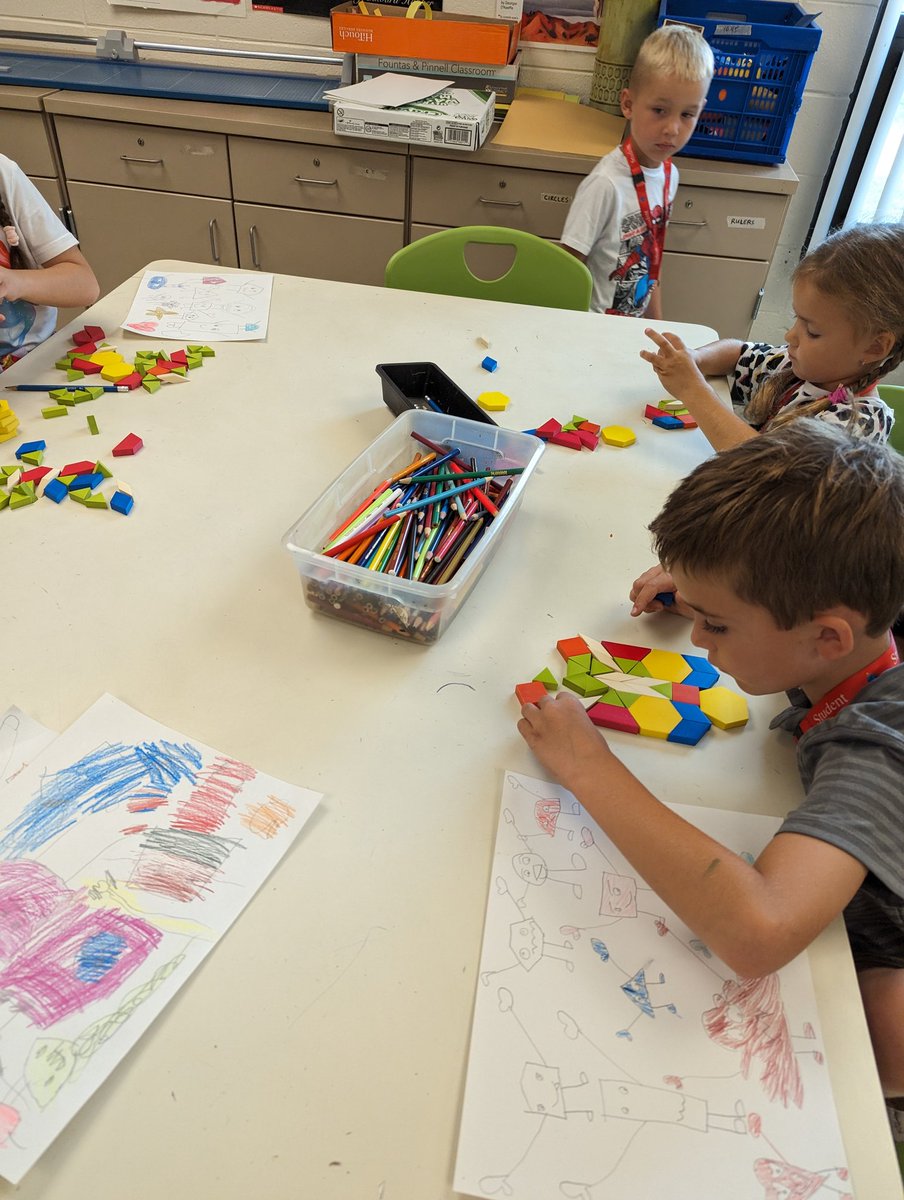 MrsBBArt's tweet photo. After reviewing and drawing shapes, Kindergarteners worked with tangrams to create new shapes and patterns! #BulldogBest #steAm https://t.co/ouGxuzMP0x