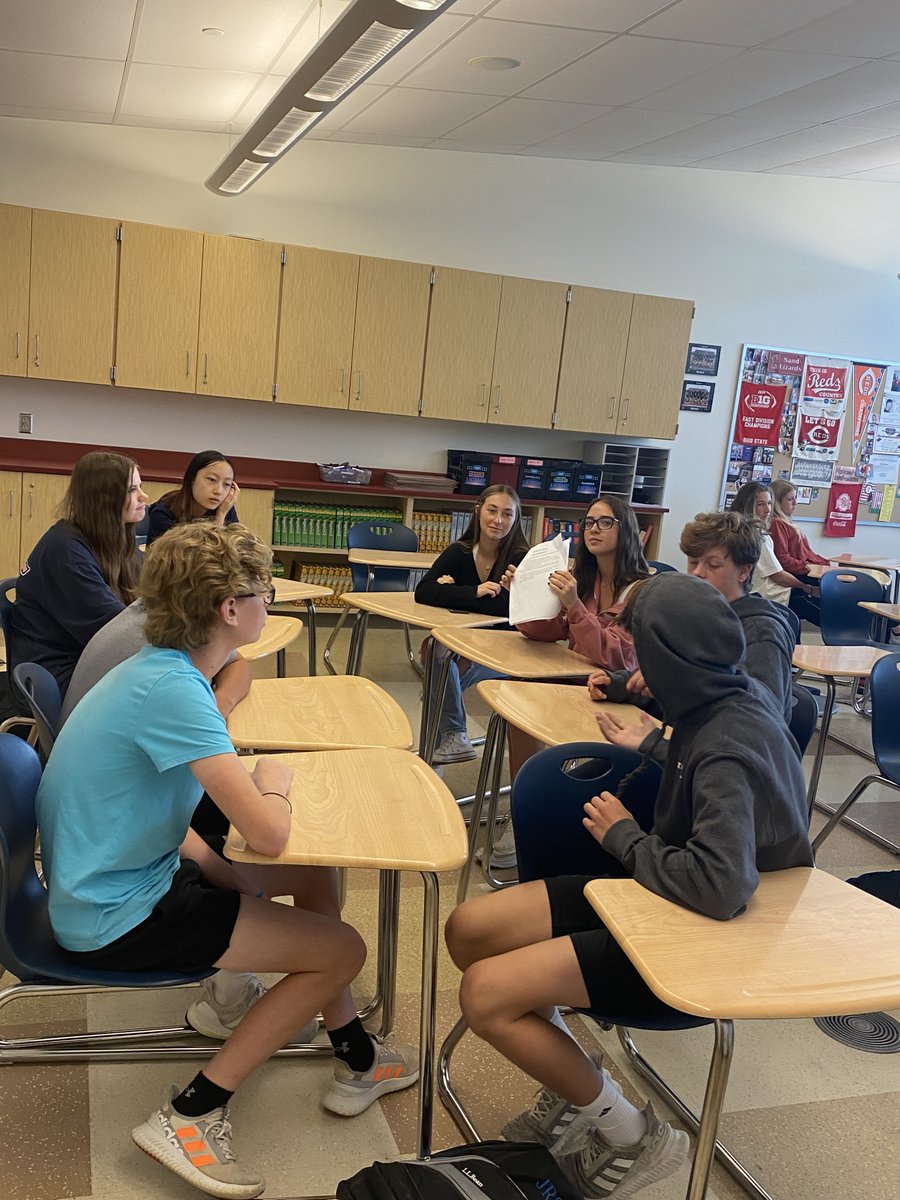 TalawandaSC's tweet photo. Our peer ambassadors had the opportunity to go into Freshmen tutorials this afternoon and give them all the in's and out's of Talawanda High School and how to have a successful next 4 years! @TalawandaHS https://t.co/YhgraxbCTv
