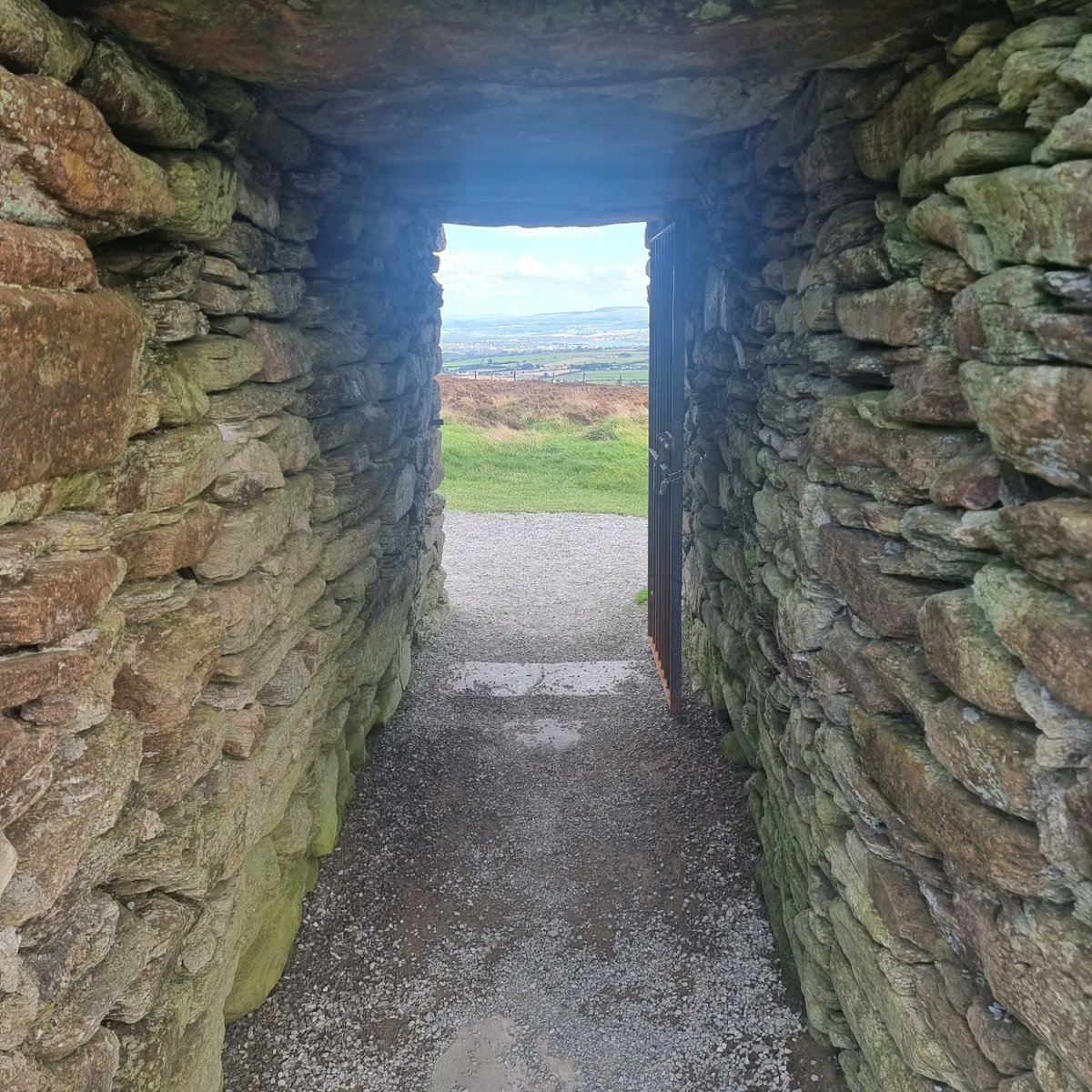 Toursofderry's tweet image. Another crackin day with a group from North America and Australia headed to Irelands most northern point.... malin head! This is one of our stops at the Ancient Fort that is An Grianan of Aileach 
Made all the difference with the wonderful weather....
#toursofderry
