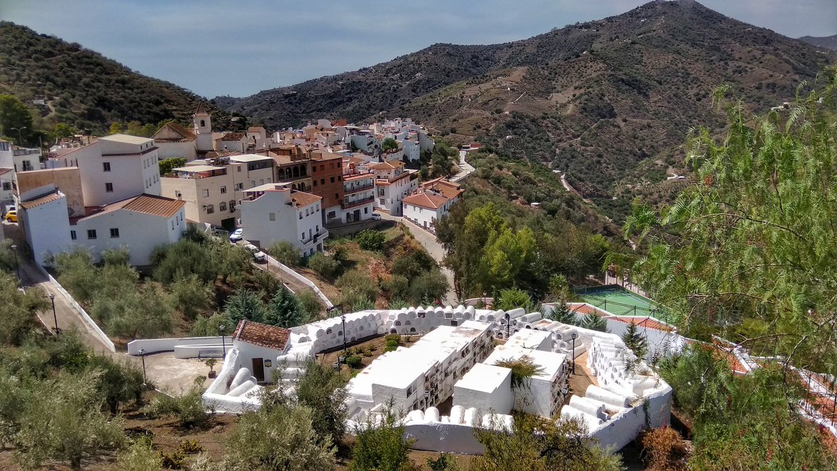 El cementerio de Sayalonga es el único octogonal en 🇪🇦. Una teoría sobre ello es la relacionada con la masonería en la q el octógono representa el equilibrio, además encontramos símbolos como la pirámide o los 3 escalones. Cuenta con la leyenda del 👻 del niño gitano q lo recorre