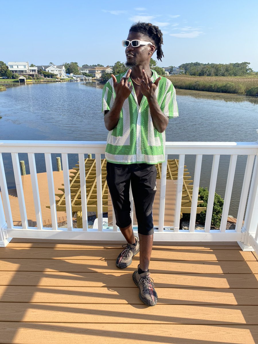 TamonRollins's tweet photo. Got em tannin' for this dark skin 🔥 
#Retweet #Outside #ActBad #EndOfTheSummer https://t.co/UE7AoIQgOE