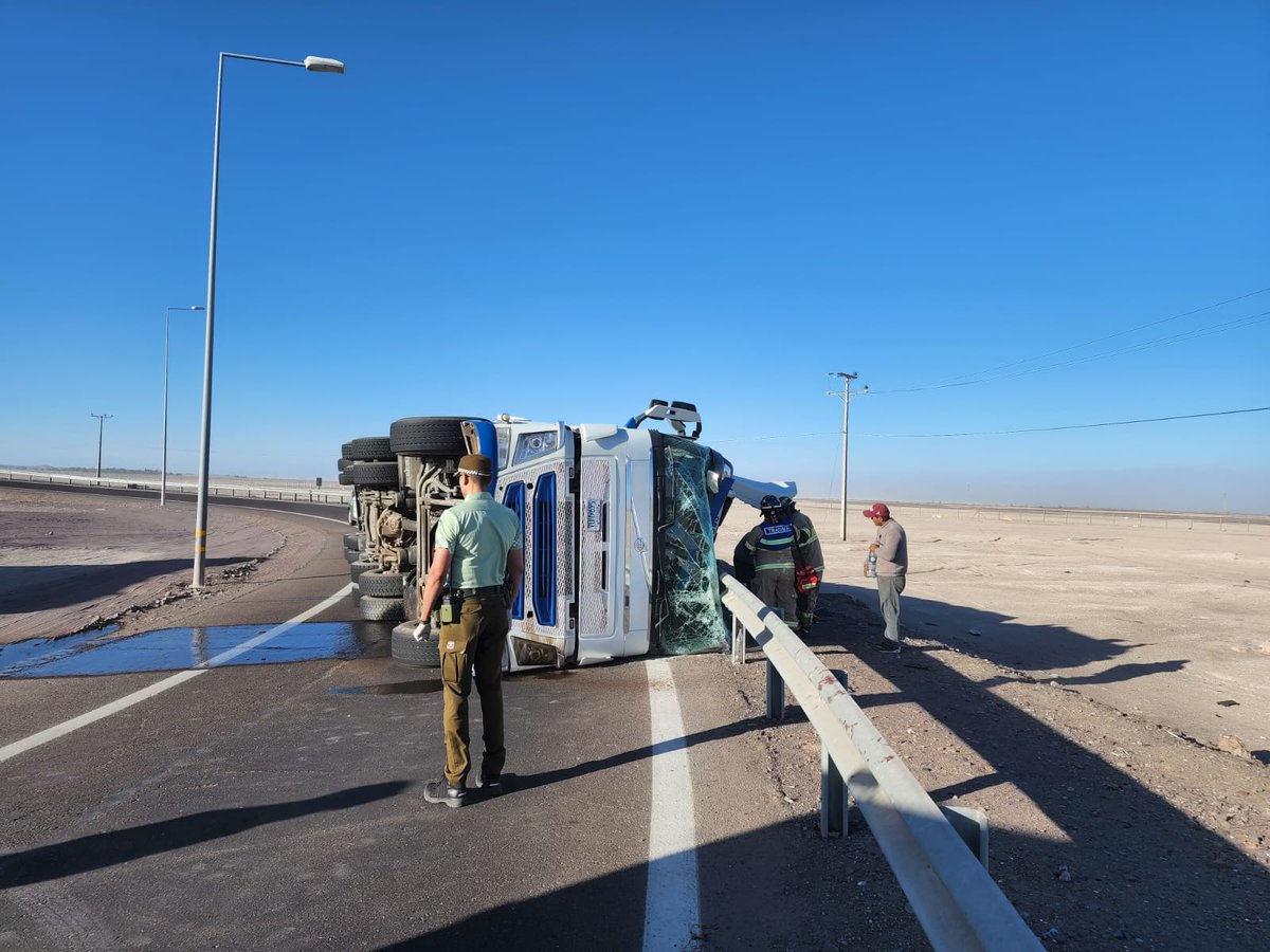 Unidades de emergencia de #PozoAlmonte trabajan en volcamiento de camion en by-pass ruta A16, un atrapado.

#RneInforma
<a href="/reddeemergencia/">Red de Emergencia ONG</a> #Iquique