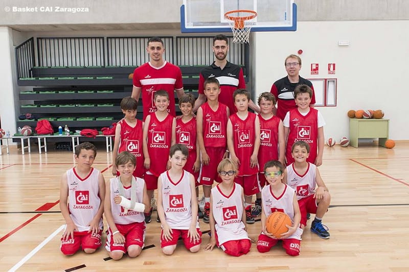 acuenca78's tweet photo. Hace unos poquitos años entrené a varias generaciones en el Olivar y en la escuela del Cai Zaragoza.
Ayer, primer día de entreno en @BasketLupus dio la casualidad de volver a ver a algún jugador y jugadora q entrene. 
Una gran alegría, sobre todo porque ellos se acordaron de mí. https://t.co/lLKomazIZF