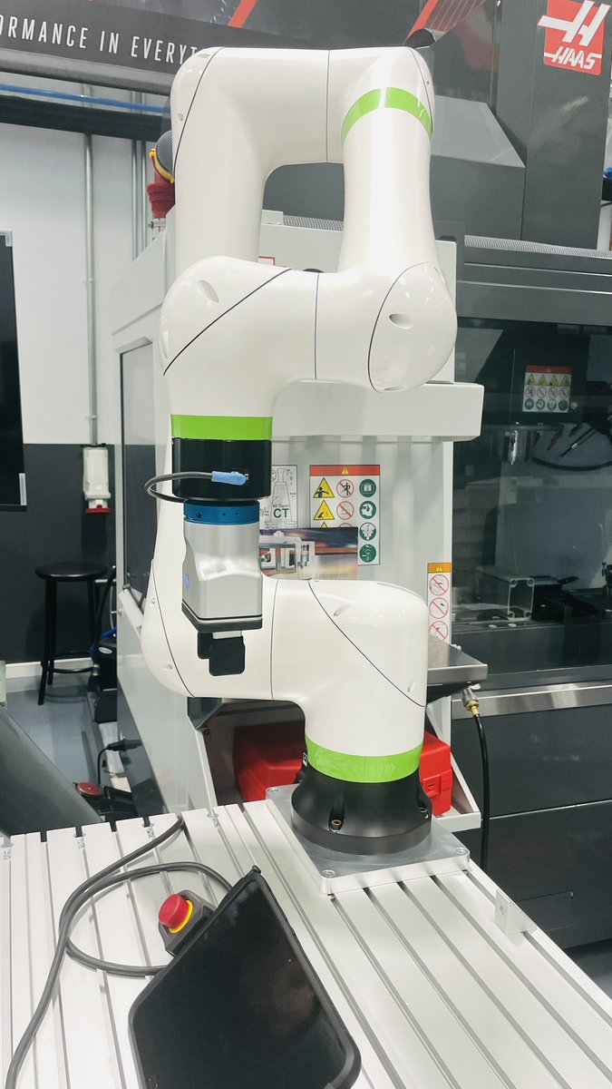 sebastiangtz's tweet image. Fanuc Robot CRX-10iA/l #fanucrobotics #cobot