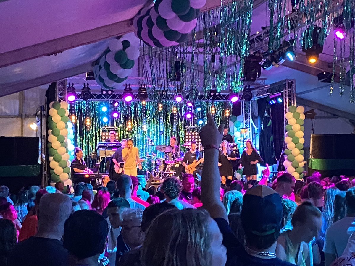 Mooie eerste feestavond #Diemerfestijn met oa Mart Hoogkamer met een geweldige band! Dat belooft nog wat voor de komende avonden. #DaaromDiemen
