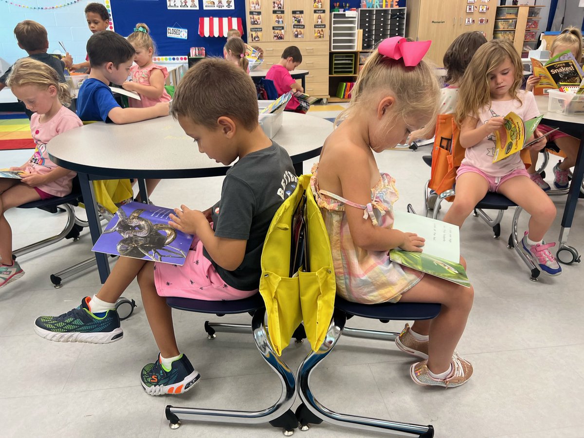 loadsoffunin121's tweet photo. #PrivateReading ๐๐ I LOVE how much this class family loves books!!! https://t.co/I1QhSKD8bK