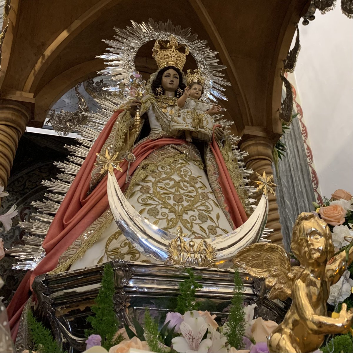 pbsergioleon's tweet photo. En la tarde de hoy participamos en la ofrenda floral a nuestra Patrona y Alcaldesa Perpetua. Le pedimos SALUD y LLUVIA… de lo demás, Ella proveerá.
¡¡ Viva la Virgen de Belén !!  💚 @BelenCoronada https://t.co/wRXF6wJtET