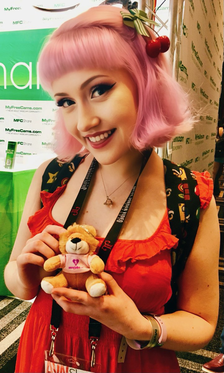 Sending our congratulations to one of our favorite performers, the gorgeous Evie Rees on her recent Best female Clip artist of the year award!! We always knew she’d be a star🥰